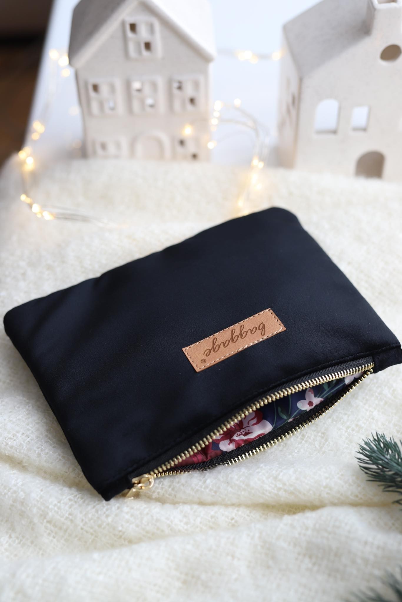 Mała kosmetyczka welurowa czarna